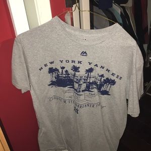 Majestic yankees tee shirt, size medium